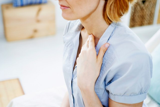 Slana voda, med, kamilica? Najbolji prirodan naèin da vas proðe bol u grlu